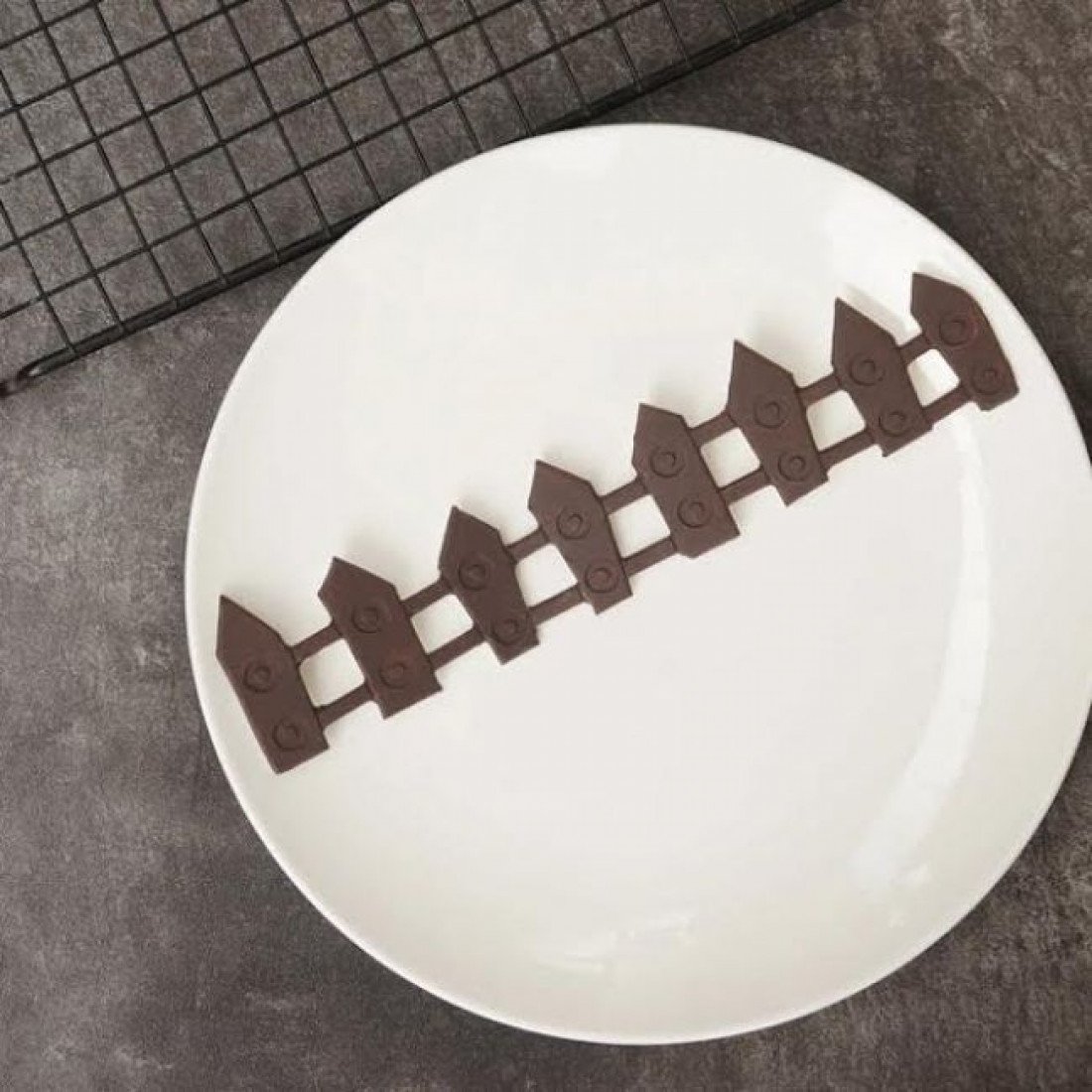 hedge-shape-silicone-chocolate-garnishing-sheet-3-1100x1100-1.jpg